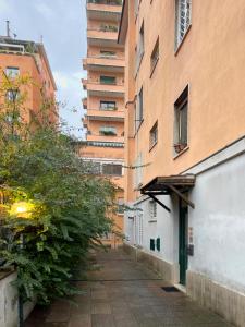 an empty alley in front of a tall building at Gianicolo - Spacious flat for family and friends in Rome