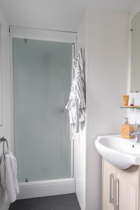 La salle de bains est pourvue d'une douche et d'un lavabo. dans l'établissement Bontempo Village, à Piriac-sur-Mer