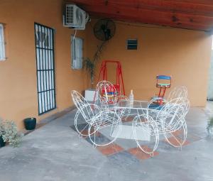 una mesa y sillas en un patio en Casa de Campo Atenea en Santiago del Estero