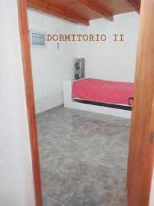 een kamer met een bed en een bord met donato erop bij Casa de Campo Atenea in Santiago del Estero