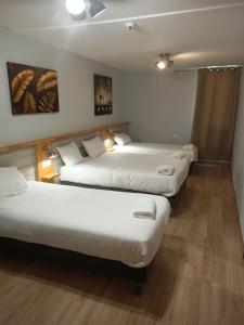 - une chambre d'hôtel avec 3 lits dans l'établissement Acotel Confort, au Pontet