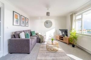 sala de estar con sofá y mesa en Large Sea View 2 bedroom Sleeps 6 - Free Parking en Bournemouth