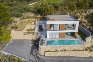 - une vue aérienne sur une maison avec une piscine dans l'établissement Luxury villa Astraeus 2 near Split, private pool, à Podstrana