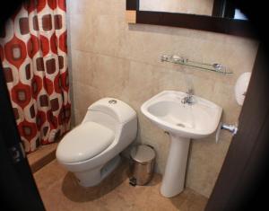 Koupelna v ubytování Hotel Las Mercedes Airport-Quito
