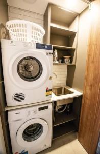 - un lave-linge et un évier dans la cuisine dans l'établissement Coogee Beachside Solace #5 - Peaceful 1BR, Pet Friendly Escape, à Sydney 22 autres photos