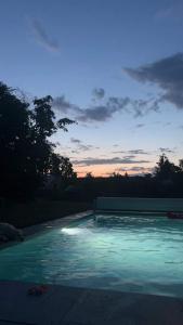 Bazén v ubytování Le Clos d’Azel - Le gîte du cocher avec piscine nebo v jeho okolí