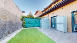 una casa con un cortile con una recinzione e un cancello di VT Miranda a Olite