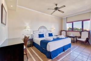 Postel nebo postele na pokoji v ubytování Ibersol Almuñecar Beach & Spa Hotel + 37 fotografií