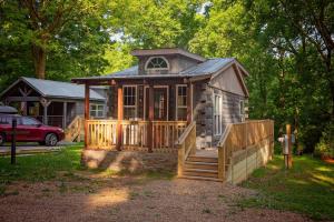 mały domek z werandą i płotem w obiekcie Lookout Tiny Cabin 5 Min To Downtown Chattanooga w mieście Chattanooga