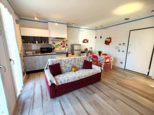 Η κουζίνα ή μικρή κουζίνα στο Butterfly Apt in Suna with garage