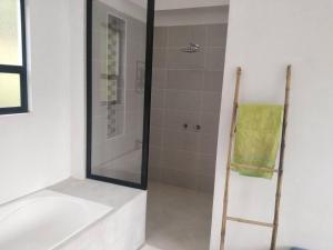 Koupelna v ubytování Acogedora Casa de campo en la Vega + 23 fotografií