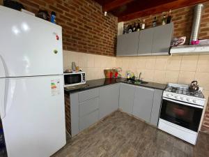Η κουζίνα ή μικρή κουζίνα στο Casa Moderna - A Metros de las Termas
