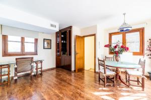 a kitchen and dining room with a table and chairs at Luminoso Alhambra View Suite - El Laurel in Granada