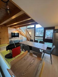 ein Esszimmer mit einem großen Tisch und Stühlen in der Unterkunft Duplex St Gervais rooftop - 500m des télécabines in Saint-Gervais-les-Bains