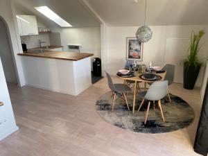 Galeriebild der Unterkunft Lichtdurchflutete Dachgeschoss-Wohnung mit großem Balkon in Bruckmühl