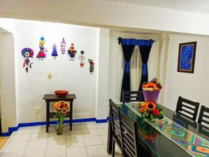 comedor con mesa y pared con pegatinas en Casa Gris Alemán, en Oaxaca City 9 fotos más
