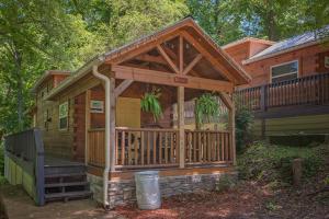 查塔努加的住宿－Sophie Cabin National Forest Tiny Cabin，小木屋设有门廊和甲板