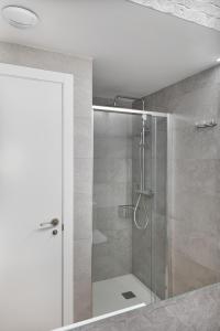a shower with a glass door in a bathroom at Apartamentos Torre del Reloj in Jaca
