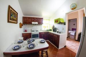 - une cuisine avec une table et des plats bleus et blancs dans l'établissement Casa Gris Tule, à Santa María del Tule