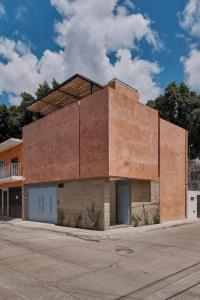ein altes Backsteingebäude an der Straßenseite in der Unterkunft Hermosa casa ubicada en Oaxaca in Oaxaca de Juárez