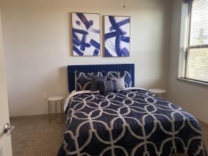 Uma cama ou camas num quarto em Luxe Getaway Astros NRG Galleria
