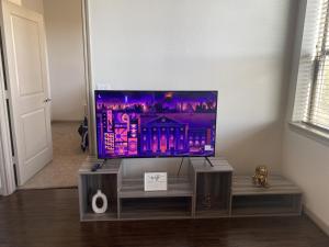 uma televisão de ecrã plano numa bancada num quarto em Luxe Getaway Astros NRG Galleria em Houston