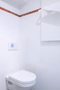 ウィーンにあるApartment am Augartenの白い壁のバスルーム(白いトイレ付)