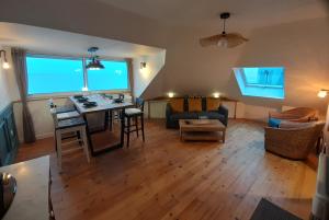 uma vista superior de uma sala de estar com uma mesa em "Le JUGUILI" 46m2 en front de Mer - 4 personnes - animaux OK - Entièrement rénové - Haut de gamme - wifi em Mers-les-Bains