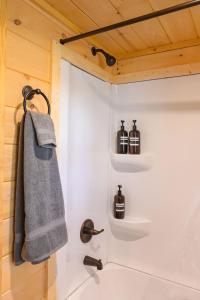een badkamer met een douche en een handdoek bij Jake Cabin Luxury Hot Tub Cabin Near Downtown in Chattanooga