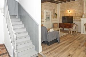 une chambre avec un escalier et un salon avec un bureau dans l'établissement Le gîte de l'Abbaye - Beaulieu-lès-Loches, à Beaulieu-lès-Loches