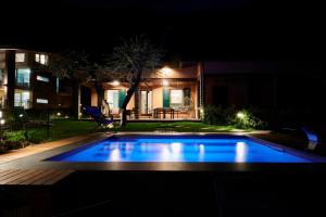 uma foto noturna de uma piscina em um quintal em Villa Vittoria with private seasonal heated pool & shared sauna - Bellagio Village Residence em Oliveto Lario