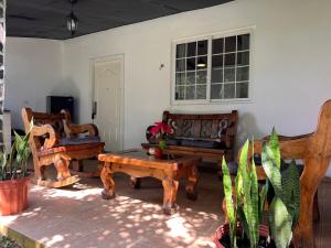 a living room with chairs and a coffee table at La Dama de los vientos in Cerro Azul