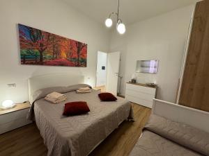 1 dormitorio con 1 cama y una pintura en la pared en Stella Apartment, en Pistoia