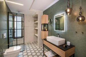 bagno con lavandino e servizi igienici di Flos Apartments a Korakiaí