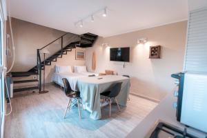 Habitación con mesa, cama y escalera. en La Santina Posada & Experiencias de Campo en San Pedro