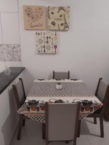 uma sala de jantar com mesa e cadeiras em CASA NA PRAIA GRANDE pé na areia na Praia Grande