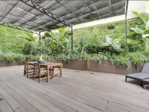 eine Terrasse mit einem Tisch, Stühlen und Pflanzen in der Unterkunft apartamento exclusivo muy cerca ciudad Barcelona in Badalona