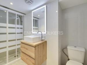 uma casa de banho com um lavatório e um WC em apartamento exclusivo muy cerca ciudad Barcelona em Badalona