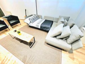 ein Wohnzimmer mit einem Sofa und einem Bett in der Unterkunft apartamento exclusivo muy cerca ciudad Barcelona in Badalona