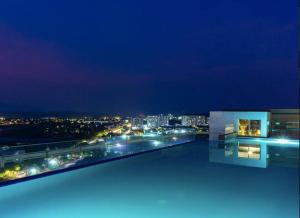 una vista desde el techo de un edificio por la noche en Apartamento de Lujo A,C y Agua Caliente, en Neiva