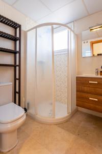 y baño con ducha y aseo. en Penthouse Apartment in Benalmadena, en Benalmádena