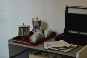 une table avec un mixeur et des tasses dessus dans l'établissement Appartamento Luna, à Ravenne