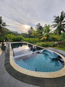 uma piscina no meio de um resort em Style Villa em Bentota