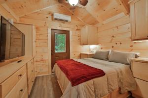 1 dormitorio en una cabaña de madera con 1 cama en Martha Cabin Tiny Cabin By Downtown Chattanooga, en Chattanooga