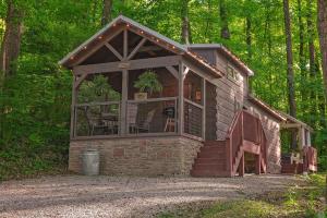 domek w lesie z dużym oknem w obiekcie Martha Cabin Tiny Cabin By Downtown Chattanooga w mieście Chattanooga