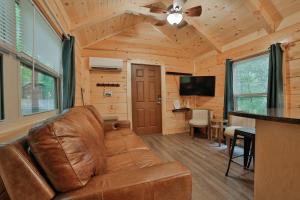 TV a/nebo společenská místnost v ubytování Pops Cabin Lookout Mountain Luxury Tiny Home