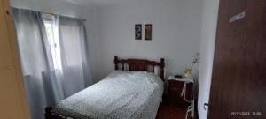 Habitación pequeña con cama y ventana en Alojamiento Cuchi Corral en San Luis