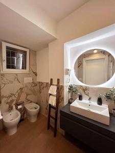 y baño con lavabo, aseo y espejo. en Palazzo Donnamaria, en Manfredonia