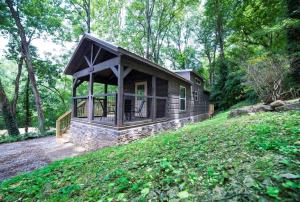 mały domek na wzgórzu w lesie w obiekcie Ryon Tiny Home Cabin City-side Rustic Retreat w mieście Chattanooga