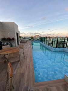 een groot zwembad op het dak van een gebouw bij Edificio Liv P.Verde Apto 1013-Mandi Hospitalidade in Maceió